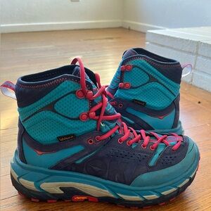 Hoka boots women’s size 7. Vibram grippy bottoms.